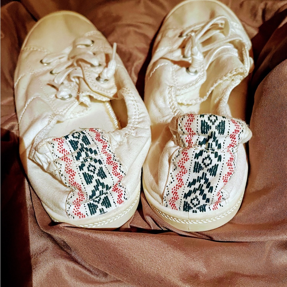 Mad Love Off-White Lace-Up Sneakers - Picture 2 of 4